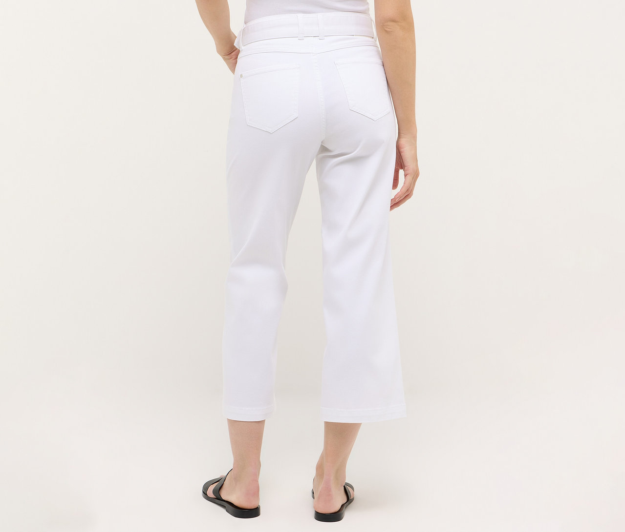 Vue arrière d'une femme portant un denim Angels « Linn City » court blanc longueur cheville.