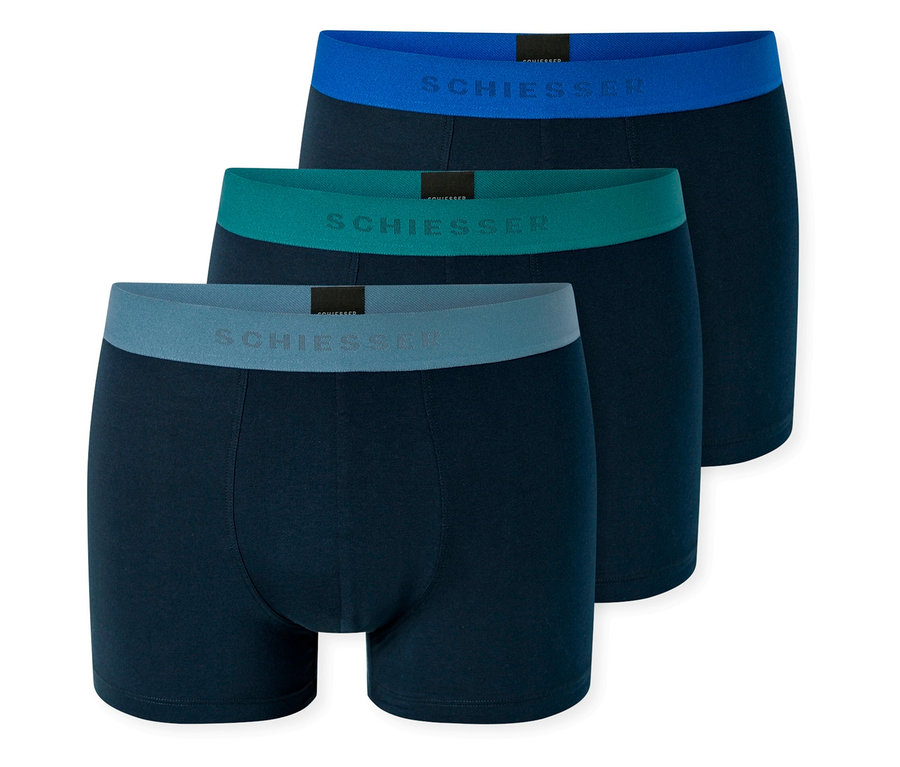 Trois boxers SCHIESSER bleu foncé sont empilés en diagonale, avec des ceintures bleu roi, sarcelle et bleu clair.