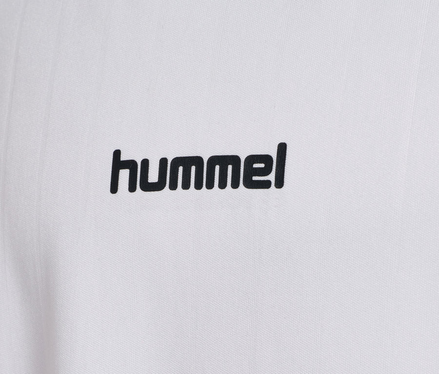 Gros plan d'un t-shirt blanc avec le logo noir « hummel ».