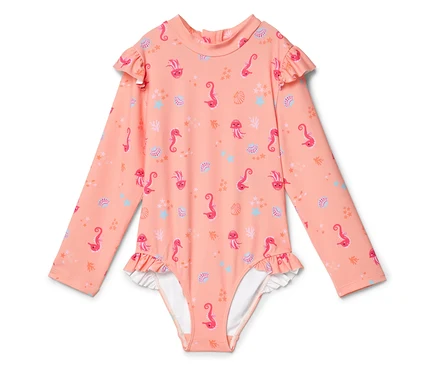 Maillot de bain pêche à manches longues avec volants et motifs d'hippocampes, de méduses et de coquillages.