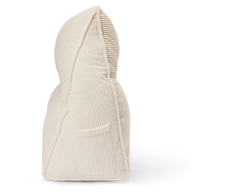 Gros plan d'un butoir de porte crème en forme de veste à capuche.