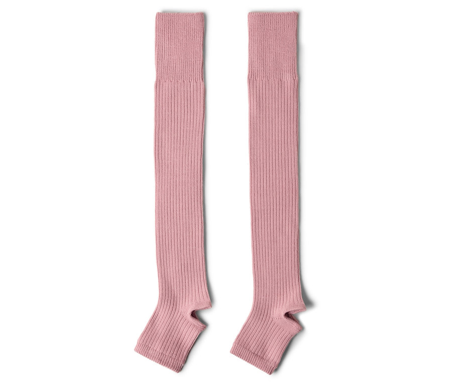 Deux longues chaussettes de yoga roses côtelées sont posées côte à côte sur un fond blanc.
