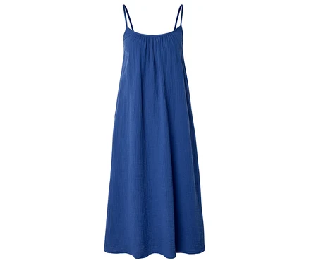 Robe maxi bleue sans manches à fines bretelles sur fond blanc.