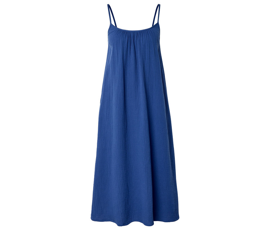 Robe maxi bleue sans manches à fines bretelles sur fond blanc.