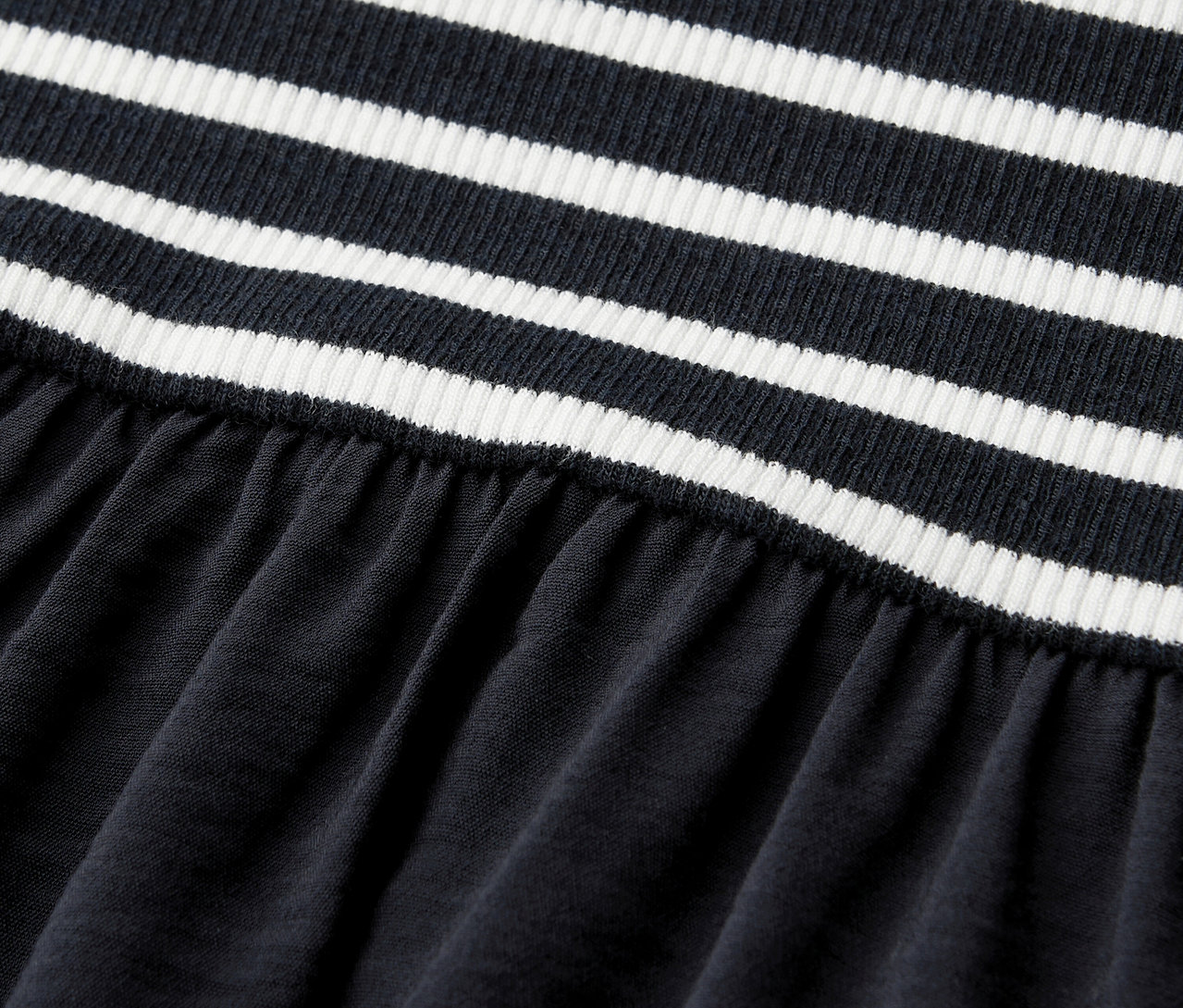 Gros plan du haut rayé et de la jupe de la robe Street One.