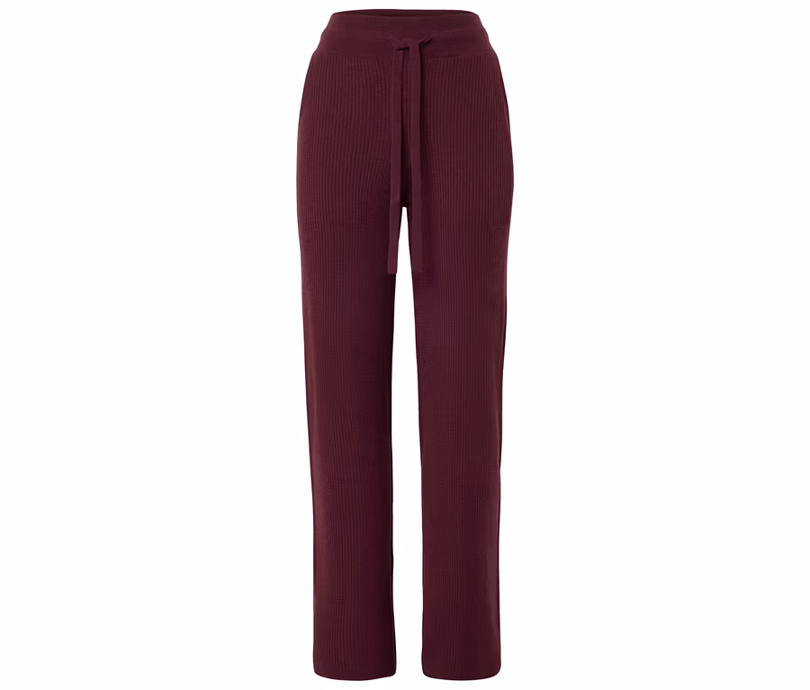 Pantalon en maille côtelée bordeaux avec cordon de serrage sur fond blanc.
