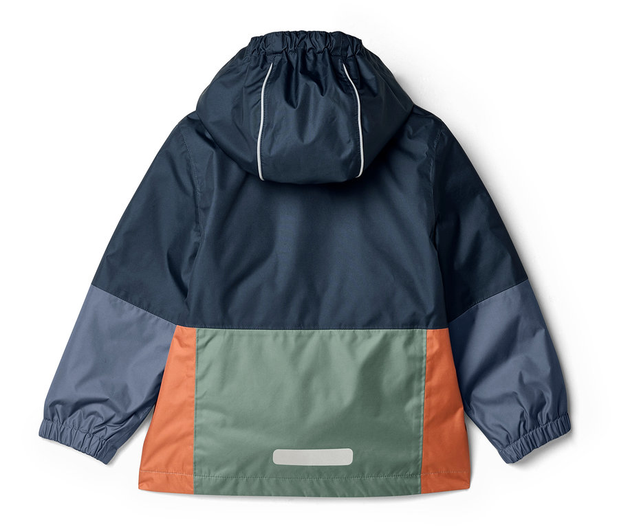 Vue arrière d'une veste à capuche pour enfant en bleu, vert, orange et gris. La capuche a des cordons blancs.