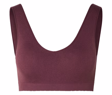Un soutien-gorge de sport bordeaux côtelé avec une encolure en V sur un fond blanc.
