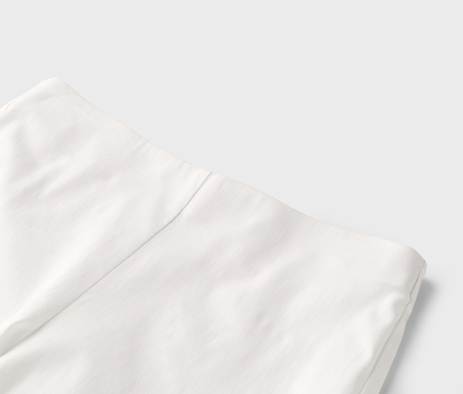Gros plan sur un tissu blanc sur un fond clair.