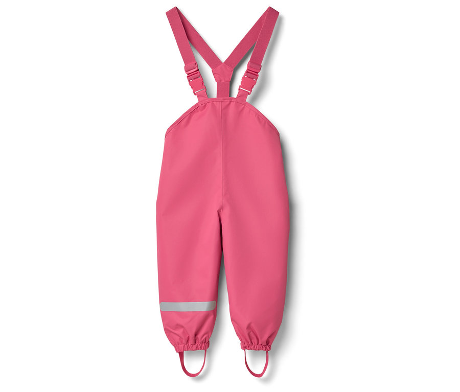 Pantalon de pluie rose pour enfants avec bretelles et bande réfléchissante sur la jambe sur fond blanc.
