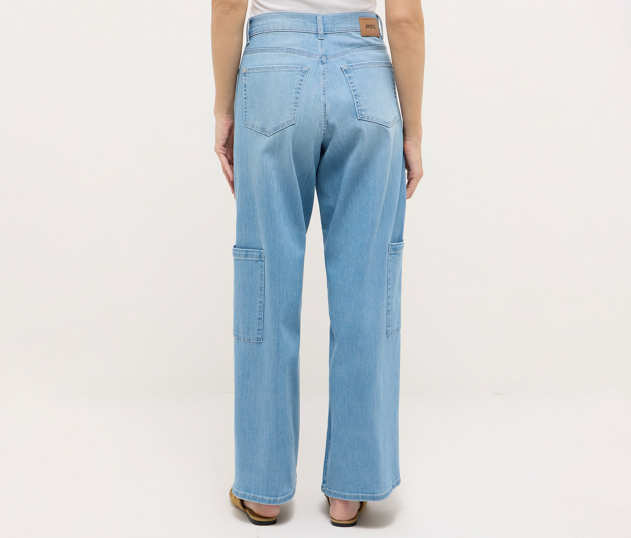 Vue arrière d'une femme portant un jean Angels Denim « Liva » Cargo Wide Leg et des sandales.