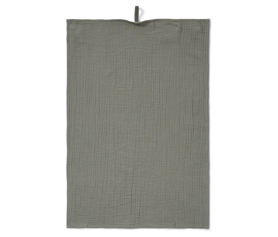 Une seule serviette en mousseline vert olive suspendue à une boucle.