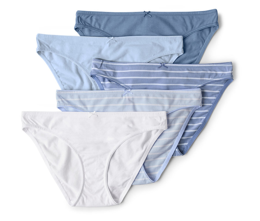 Cinq slips en coton dans différentes nuances de bleu et de blanc sont placés les uns sur les autres.