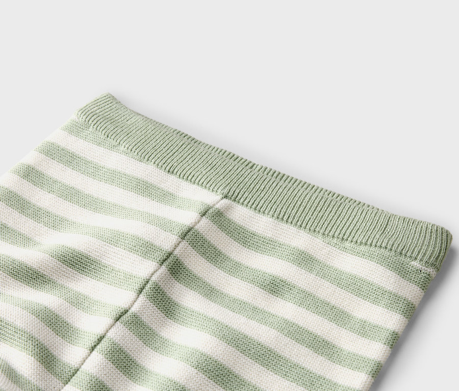 Gros plan sur des leggings rayés verts et blancs avec une taille élastique.
