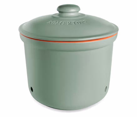 Récipient de conservation Römertopf Maxi Plus vert clair avec couvercle assorti, bord orange et trous d'aération.