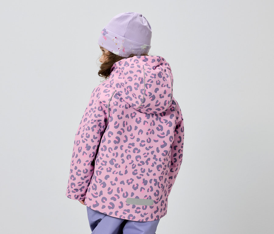 Vue arrière d'un enfant portant un bonnet violet et une veste rose à motif léopard sur fond gris.