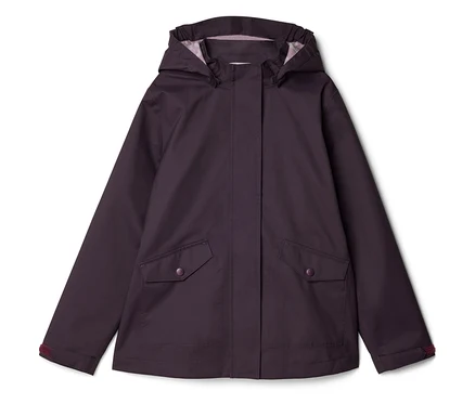 Imperméable violet avec capuche, patte de boutonnage sur toute la longueur, deux poches à boutons et poignets rouges.