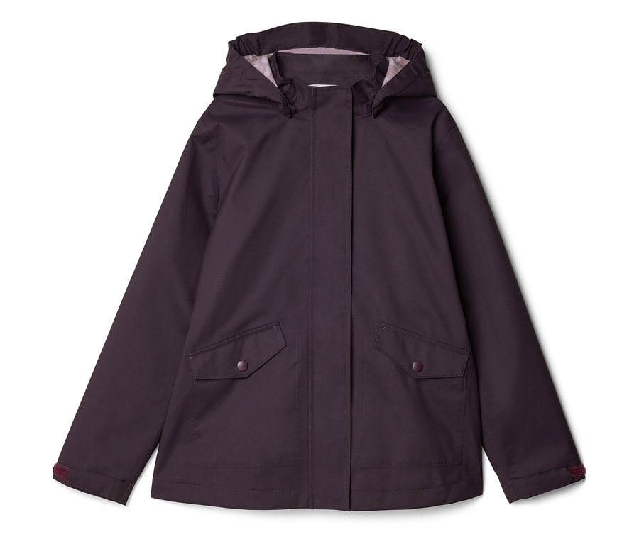 Imperméable violet avec capuche, patte de boutonnage sur toute la longueur, deux poches à boutons et poignets rouges.