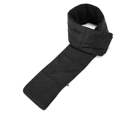Écharpe matelassée noire, pliée, avec une doublure douce et foncée visible.