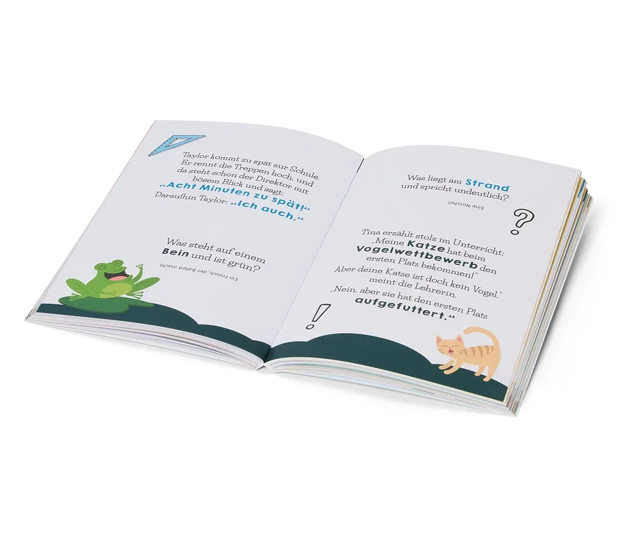 Livre ouvert avec du texte et des illustrations d'une grenouille et d'un chat.