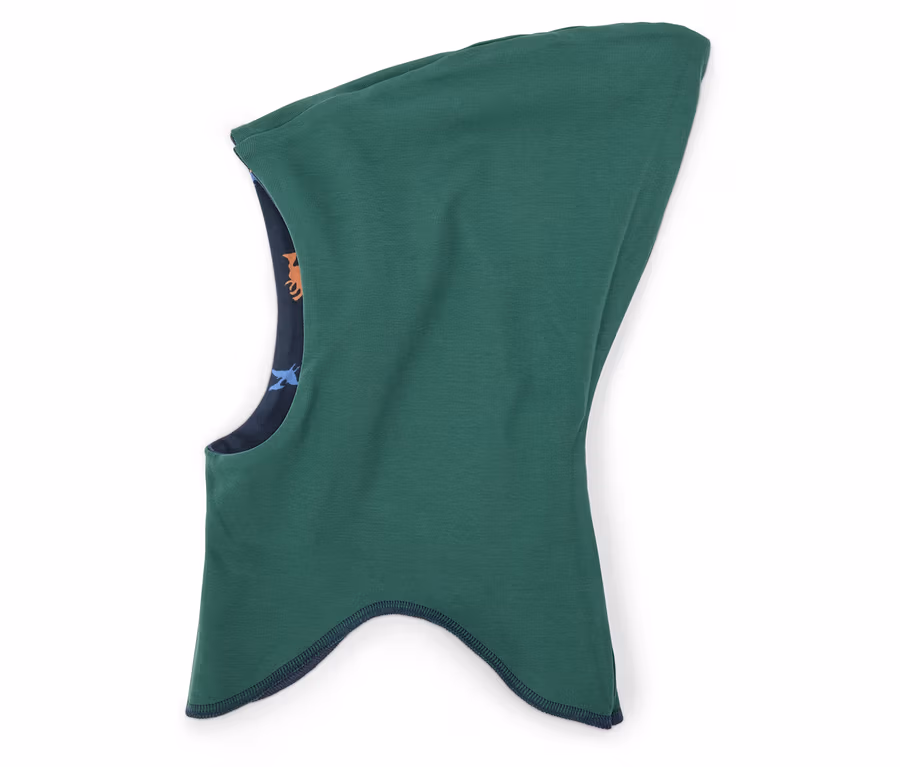 Une cagoule verte avec une bordure bleu marine et une doublure intérieure à motifs d'animaux repose sur un fond blanc.