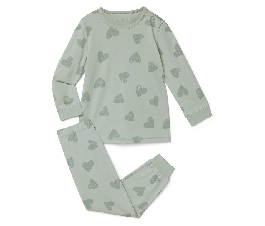 Un pyjama vert clair avec un motif de cœurs est posé sur un fond blanc.