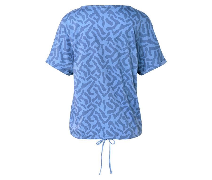 Vue arrière d'un t-shirt bleu clair avec un motif bleu plus foncé et un cordon de serrage à l'ourlet.