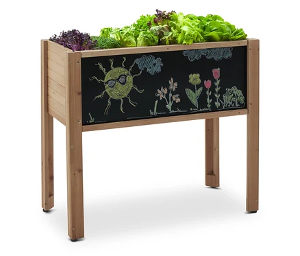Jardinière surélevée en bois avec de la laitue et des dessins à la craie de soleil et de fleurs.