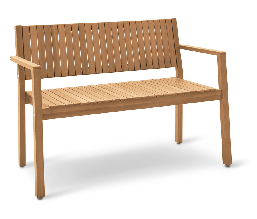 Un banc en bois marron clair avec des accoudoirs se dresse sur un fond blanc.