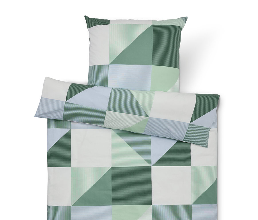 Ensemble de literie avec motif géométrique dans les tons de vert, bleu et blanc, comprenant une taie d'oreiller, une housse de couette et une taie d'oreiller supplémentaire.