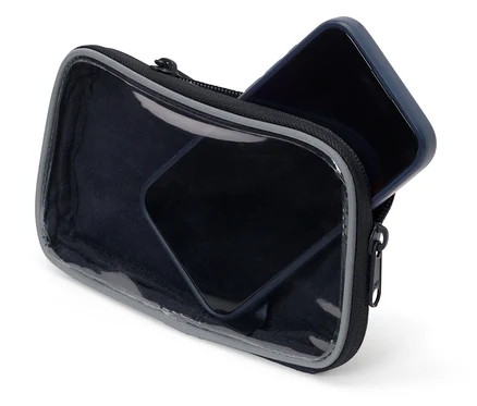 Un smartphone noir repose dans un sac noir avec un dessus transparent.