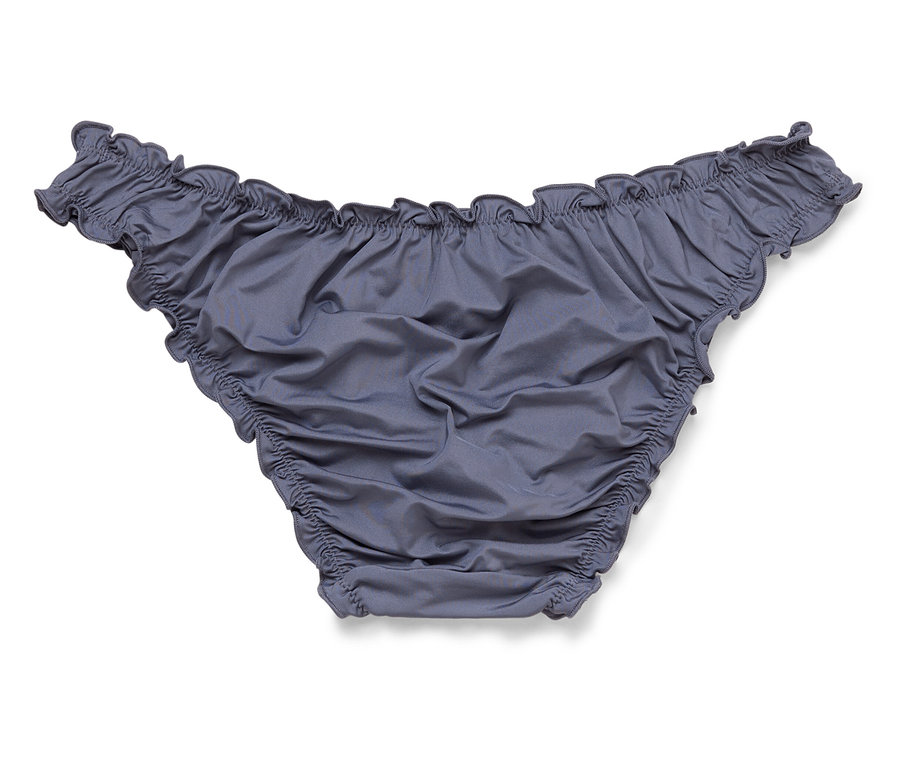 Un slip de bain gris à froufrous pour femme est posé sur un fond blanc.
