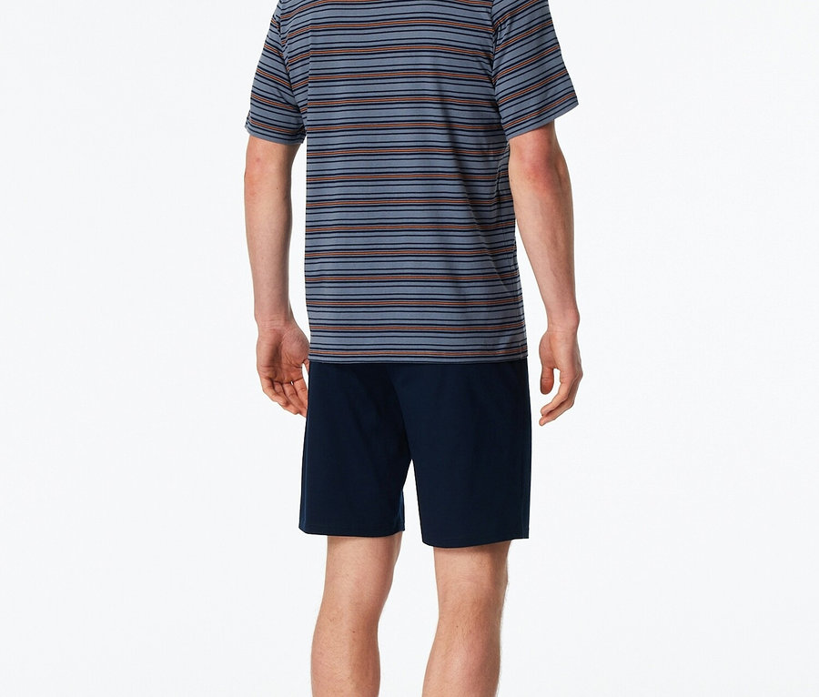 Homme vu de dos, portant un t-shirt rayé et un short bleu.