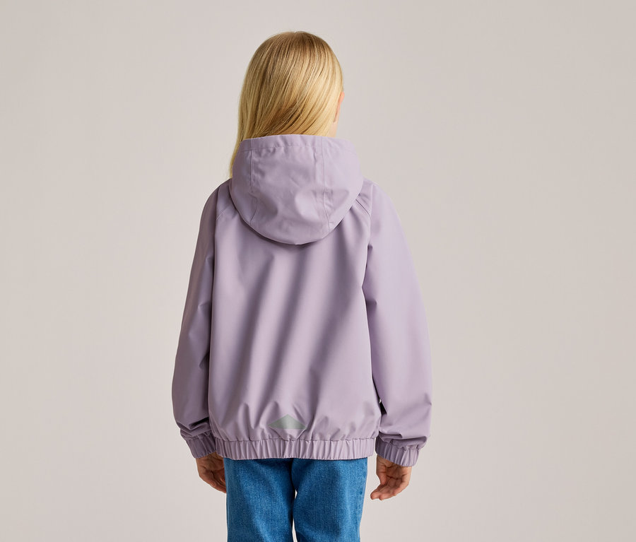 Vue de dos d'un enfant aux cheveux blonds portant une veste à capuche lilas et un jean bleu.