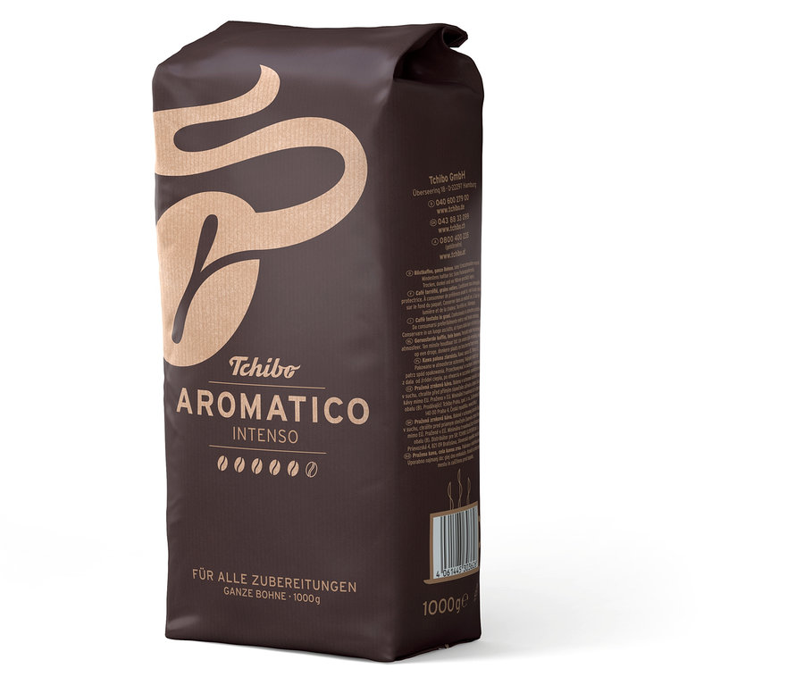 Un paquet marron de café en grains Aromatico Intenso – 1 kg de Tchibo, debout.