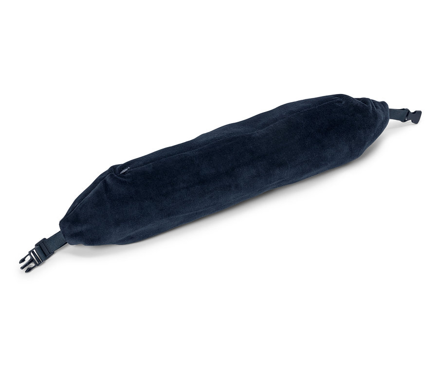 Un long coussin bleu marine est disposé en diagonale sur une surface blanche.