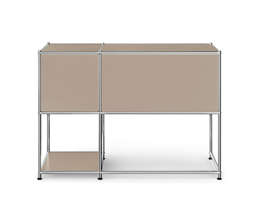 Meuble modulaire beige avec cadre chromé, composé de deux compartiments supérieurs et d'une étagère ouverte en bas à gauche.