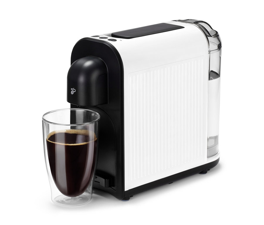 Une machine à café blanche Cafissimo now white avec une tasse de café devant.