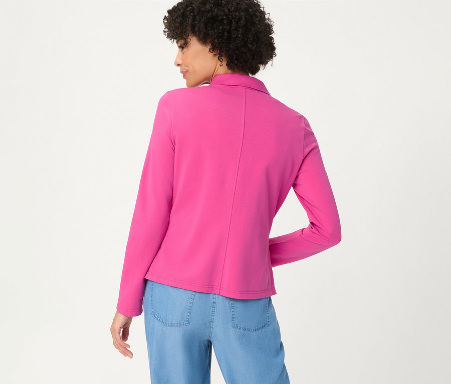 Femme vue de dos, portant une veste en jersey Olsen rose et un pantalon bleu clair.