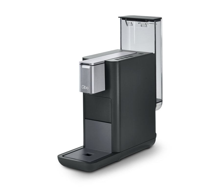 Une machine à café Qbo ESSENTIAL Dark Stone noire sur fond blanc.