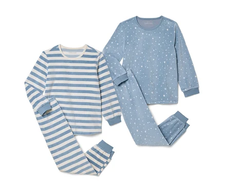Deux pyjamas en nicky bleus pour enfant. L'un est rayé bleu et blanc, l'autre bleu clair à motifs d'étoiles blanches.