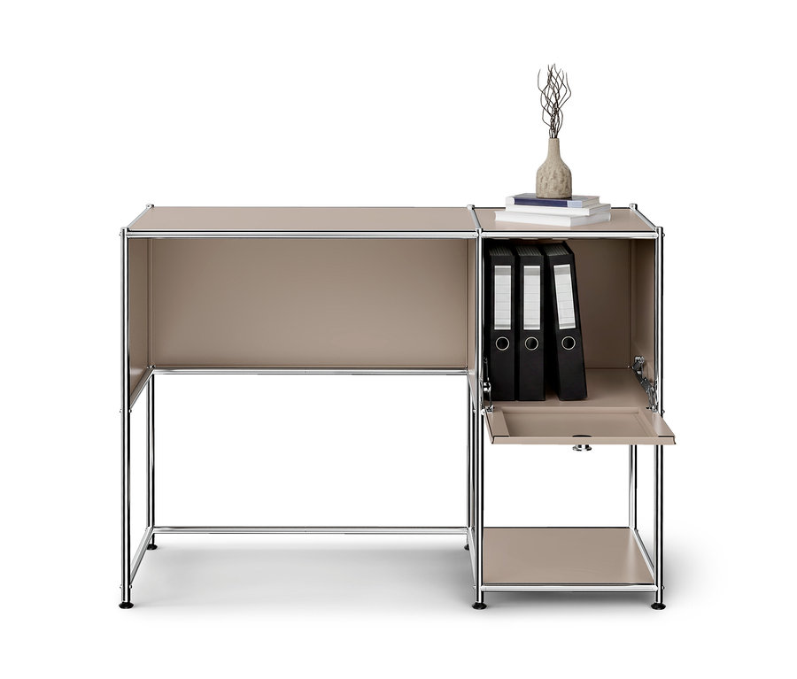 Étagère modulaire beige avec cadre chromé, espace bureau ouvert à gauche, compartiments à droite avec trois classeurs noirs, une porte abattante ouverte et des livres avec un vase au-dessus.