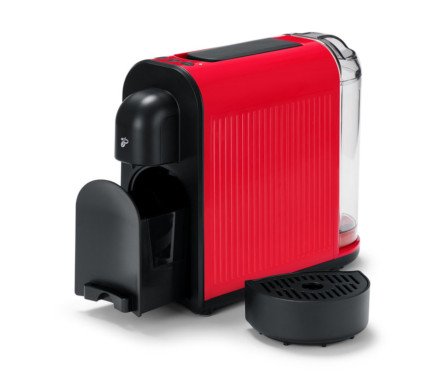 La machine à café rouge Cafissimo now red avec son bac d'égouttement amovible est posée sur une surface blanche.