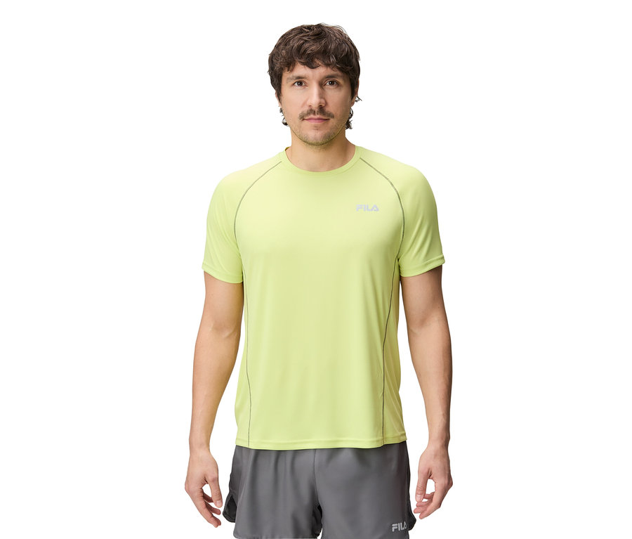 Homme portant un T-shirt technique pour homme FILA vert citron et un short gris, debout sur fond blanc.