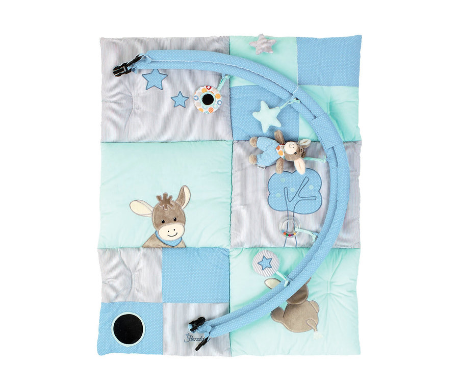 Tapis d'éveil matelassé pour bébé en bleu clair, vert menthe et gris, avec des carrés rayés, à pois et unis. Il présente des têtes d'âne brodées, des étoiles et un contour d'arbre. Une arche bleu clair avec des boucles maintient des jouets suspendus : un âne en peluche, une étoile, un jouet circulaire et un hochet.