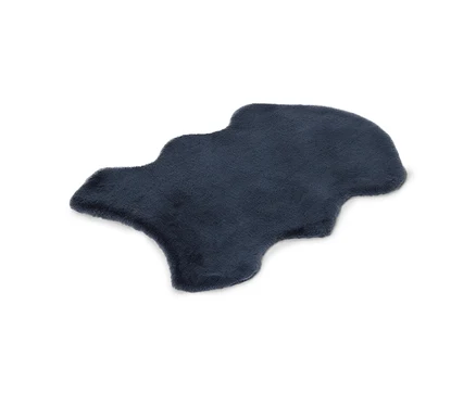 Fausse fourrure décorative bleu foncé de forme irrégulière, rappelant une peau d'animal, sur fond blanc.