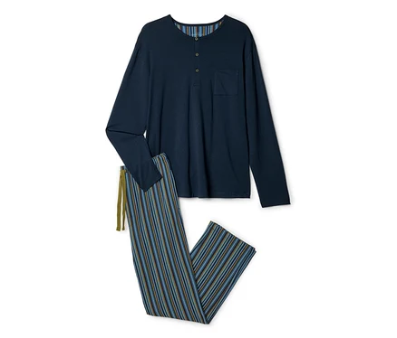 Ensemble de pyjama deux pièces : un t-shirt Henley bleu marine à manches longues avec boutons et poche poitrine, et un pantalon de pyjama rayé bleu, vert et marron avec cordon de serrage.
