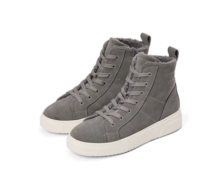 Paire de baskets montantes grises avec semelles blanches et doublure en fourrure.