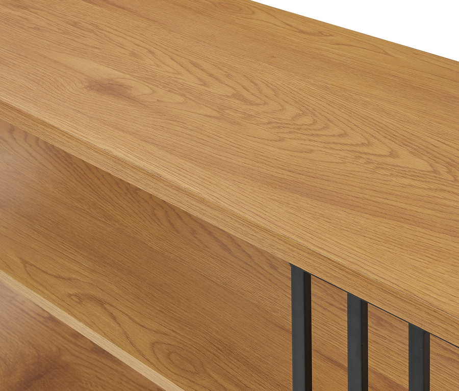 Gros plan d'une étagère en bois clair avec grain de bois visible et barres métalliques verticales noires sur le côté droit.