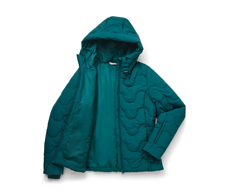 Doudoune matelassée vert foncé à capuche, ouverte et posée à plat sur un fond blanc, avec un motif de surpiqûres ondulées.